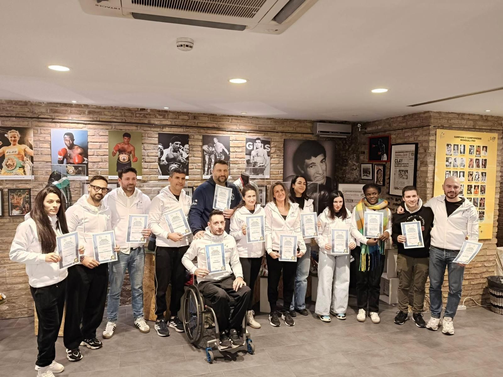 Formazione BeOx con campioni sportivi della Federazione Pugilistica Italiana