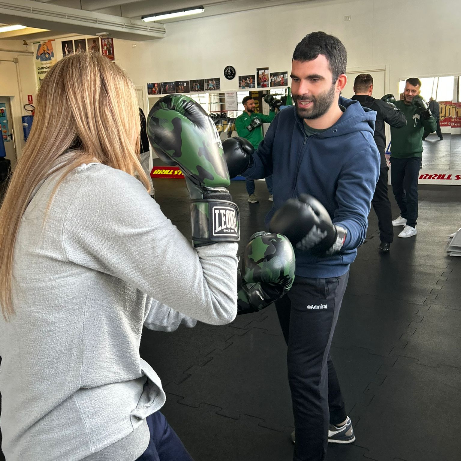 Esercizi di boxe e collaborazione durante il team building Industrial Cars