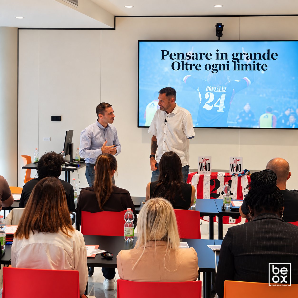 Julio Gonzalez dialoga con BeOx davanti ai partecipanti della Rossi Sport Academy
