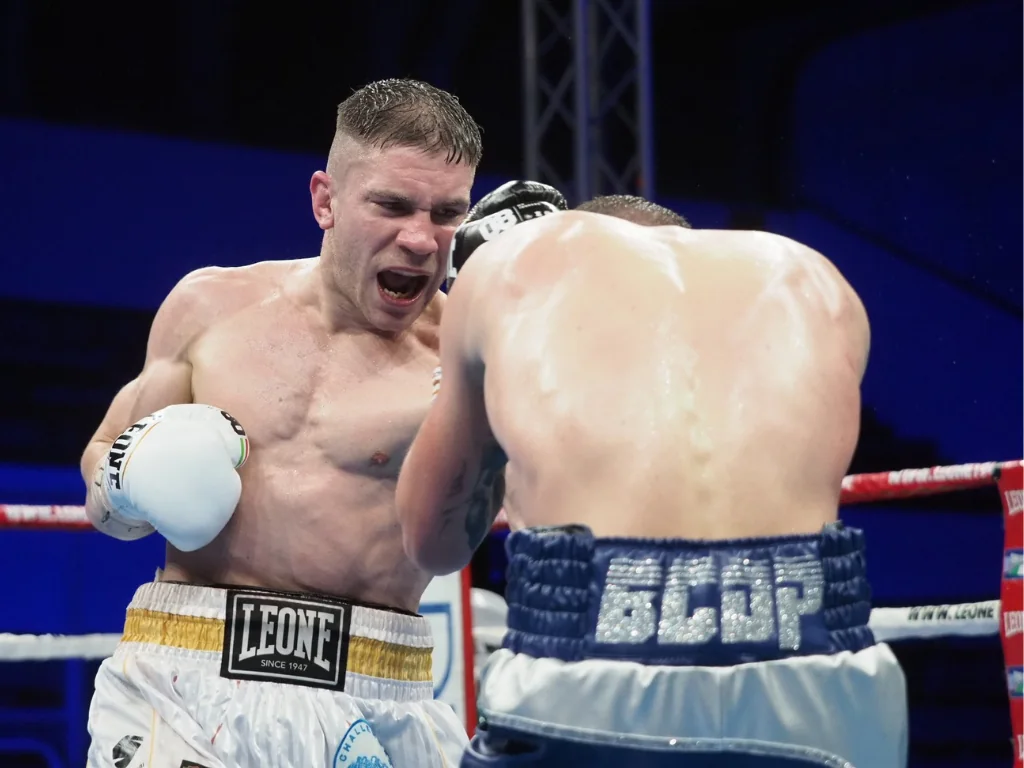 Luca Rigoldi sul palco durante uno speech sulla dedizione