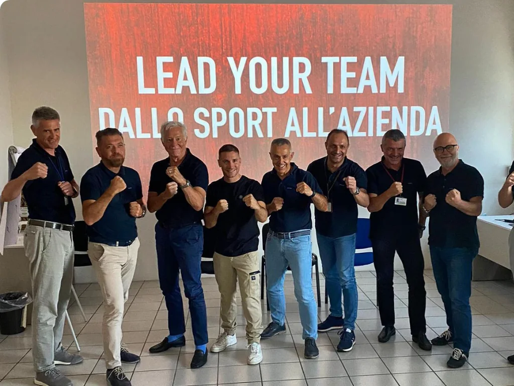 Luca Rigoldi con cintura e bandiera italiana sul ring