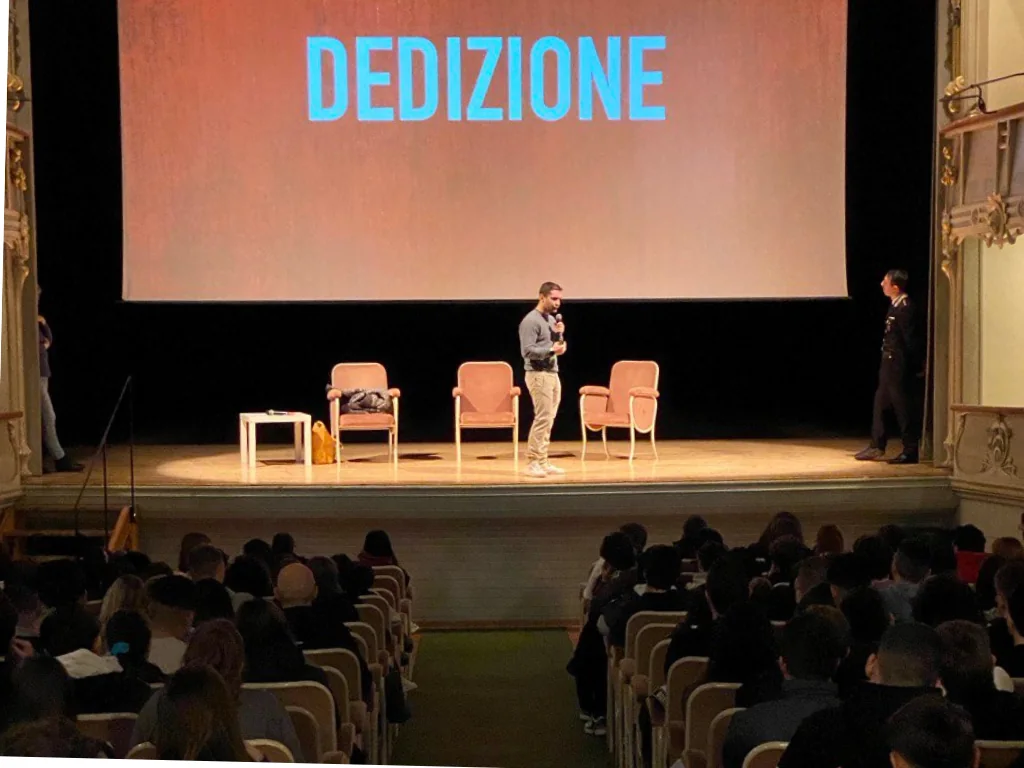 Luca Rigoldi in aula durante un intervento sul conflitto