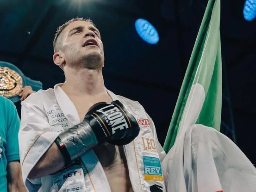 Luca Rigoldi campione sul ring con cintura