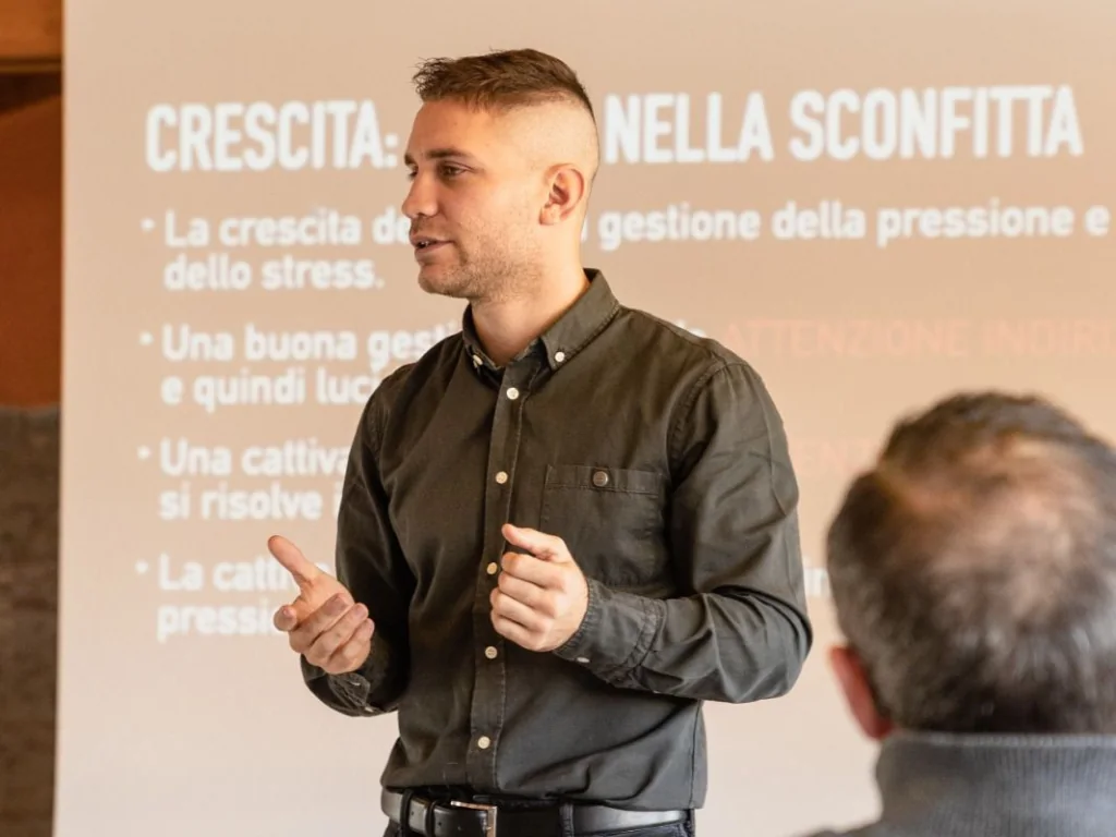 Luca Rigoldi con un gruppo in palestra